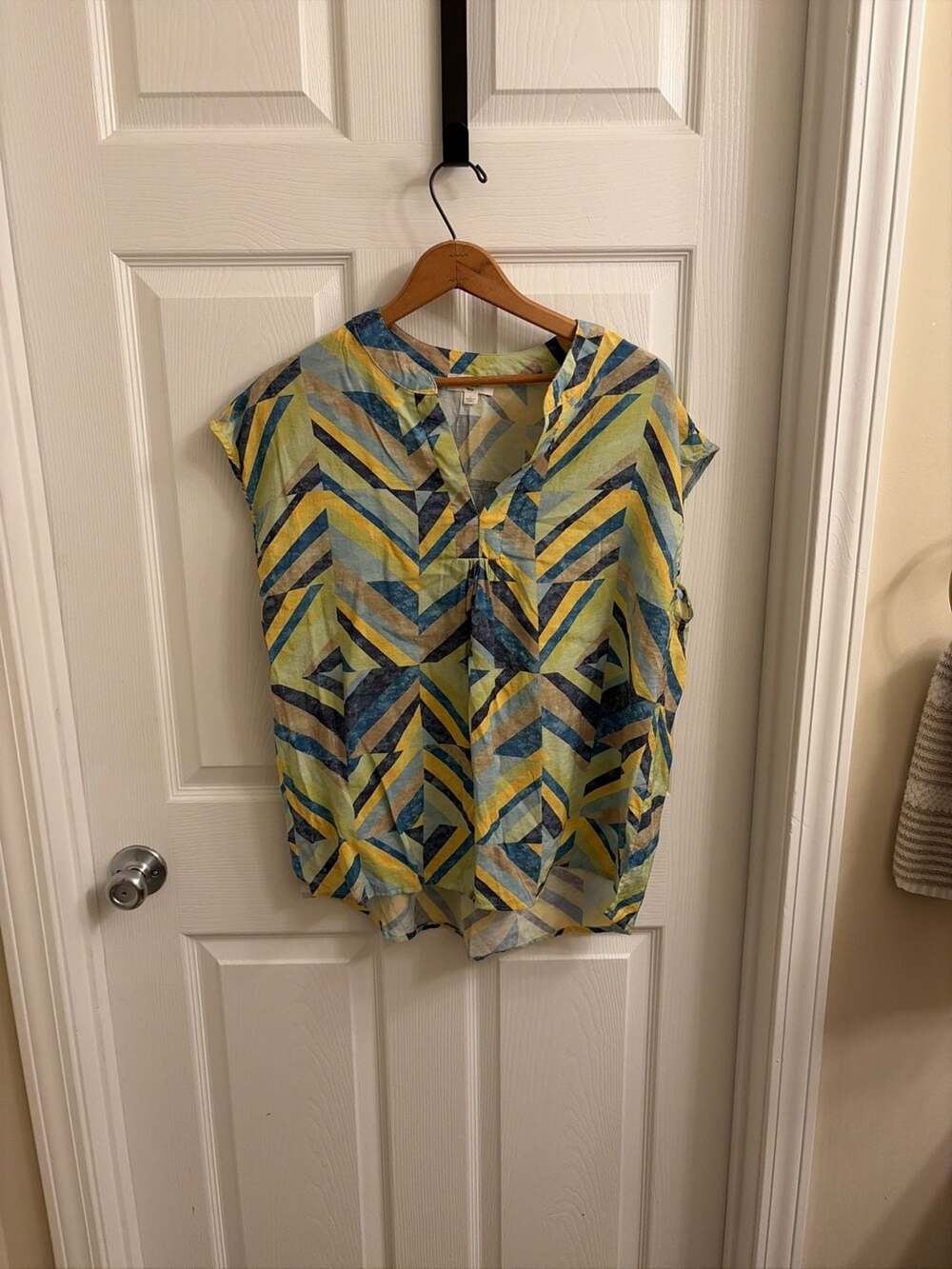 Entro Geometric Print V-Neck Dolman Sleeve Blouse
